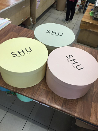 Коробка круглая. Нанесение: шелкография. Цвет: черный.